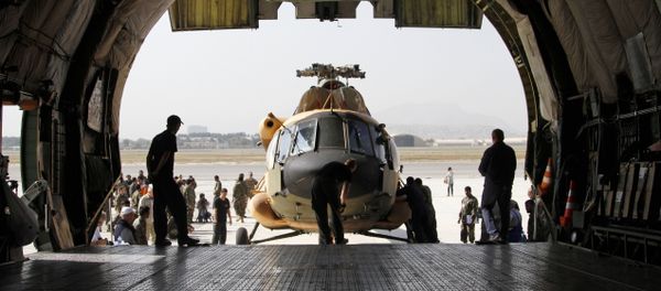 Afghan soldiers prepare to unload a helicopter from a cargo aircraft at Kabul military airport in Kabul, Afghanistan, Tuesday, Sept. 17, 2013 - Sputnik International