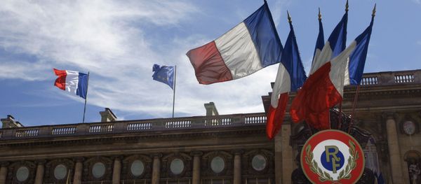Picture shows French flags and the European flag hauled up, 13 July 2007 on the Foreign affairs minister building in Paris Picture shows French flags and the European flag hauled up, 13 July 2007 on the Foreign affairs minister building in Paris - Sputnik International