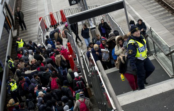Police organize the line of refugees at on the stairway leading up from the trains arriving from Denmark at the Hyllie train station outside Malmo, Sweden, November 19, 2015. - Sputnik International