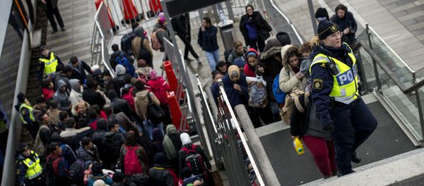 Police organize the line of refugees at on the stairway leading up from the trains arriving from Denmark at the Hyllie train station outside Malmo, Sweden, November 19, 2015. Police organize the line of refugees at on the stairway leading up from the trains arriving from Denmark at the Hyllie train station outside Malmo, Sweden, November 19, 2015. - Sputnik International