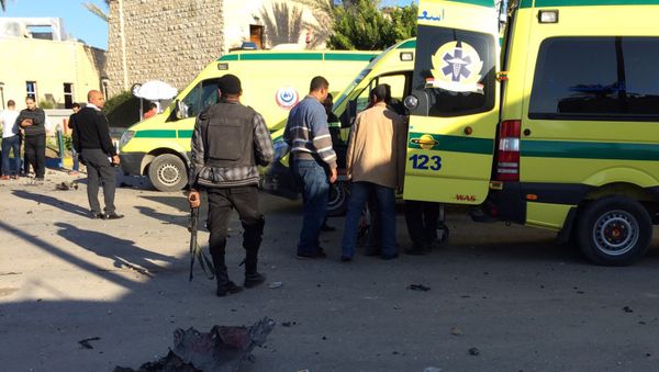 Emergency personnel and security forces stand next to ambulances outside the Swiss Inn hotel in the Egyptian town of El-Arish, in the Sinai peninsula, following an attack on the hotel by two suicide bombers and a gunman on November 24, 2015 Emergency personnel and security forces stand next to ambulances outside the Swiss Inn hotel in the Egyptian town of El-Arish, in the Sinai peninsula, following an attack on the hotel by two suicide bombers and a gunman on November 24, 2015 - Sputnik International