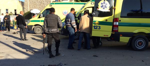 Emergency personnel and security forces stand next to ambulances outside the Swiss Inn hotel in the Egyptian town of El-Arish, in the Sinai peninsula, following an attack on the hotel by two suicide bombers and a gunman on November 24, 2015 Emergency personnel and security forces stand next to ambulances outside the Swiss Inn hotel in the Egyptian town of El-Arish, in the Sinai peninsula, following an attack on the hotel by two suicide bombers and a gunman on November 24, 2015 - Sputnik International
