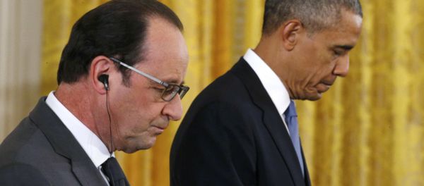U.S. President Barack Obama (R) and French President Francois Hollande listen during a joint news conference in the East Room of the White House in Washington November 24, 2015 - Sputnik International