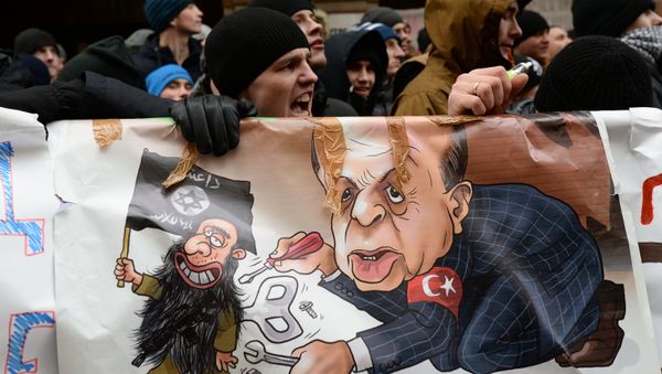 Several hundred people assembled on Wednesday in front of the Turkish Embassy in Moscow to protest Ankara's downing of a Russian warplane. Read more: http://sputniknews.com/photo/20151125/1030731750/moscow-turkish-e Several hundred people assembled on Wednesday in front of the Turkish Embassy in Moscow to protest Ankara's downing of a Russian warplane. Read more: http://sputniknews.com/photo/20151125/1030731750/moscow-turkish-e - Sputnik International