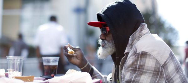 A man eats an early Thanksgiving meal served to the homeless. - Sputnik International
