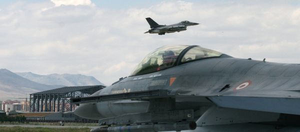 A Turkish F-16 prepares to taxi while another one takes off at 3rd Main Jet Air Base - Sputnik International