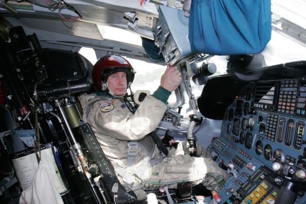 Vladimir Putin in the TU 160 strategic bomber cockpit - Sputnik International