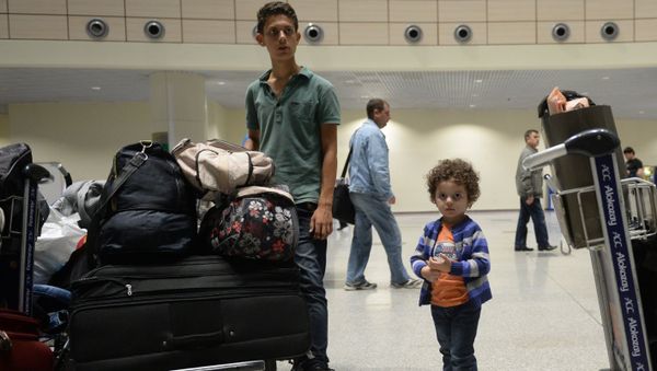 Syrian citizens who have been evacuated by a plane of the Russian Ministry for Civil Defense, Emergencies and Disaster Relief from Latakia, Syria, at Moscow's Domodedovo airport. - Sputnik International