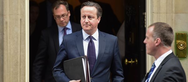British Prime Minister David Cameron (C) leaves 10 Downing Street in central London on November 26, 2015, bound for the Houses of Parliament where he made a statement to back joining international action against Islamic State jihadists following the November 13 attacks in Paris, which killed 130 people. British Prime Minister David Cameron (C) leaves 10 Downing Street in central London on November 26, 2015, bound for the Houses of Parliament where he made a statement to back joining international action against Islamic State jihadists following the November 13 attacks in Paris, which killed 130 people. - Sputnik International