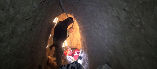 In this image made from video taken on Sunday, Nov. 22, 2015, Kurdish security forces are seen in a tunnel complex under the city of Sinjar, northern Iraq that were used by Islamic State fighters to move undetected and avoid coalition airstrikes before the town was retaken from the militants. In this image made from video taken on Sunday, Nov. 22, 2015, Kurdish security forces are seen in a tunnel complex under the city of Sinjar, northern Iraq that were used by Islamic State fighters to move undetected and avoid coalition airstrikes before the town was retaken from the militants. - Sputnik International