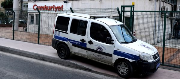 A police car stationed outside the headquarters of Cumhuriyet in Istanbul A police car stationed outside the headquarters of Cumhuriyet in Istanbul - Sputnik International