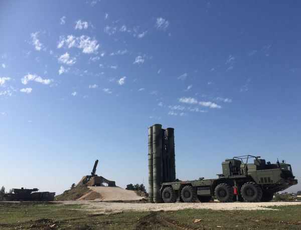 An S-400 air defence missile battery deployed for combat duty at the Hmeymim airbase to provide security of the Russian air group's flights in Syria. - Sputnik International