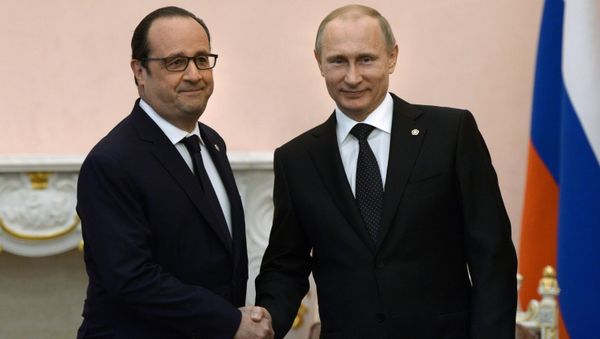 Russian President Vladimir Putin (right) and the French president Francois Hollande Russian President Vladimir Putin (right) and the French president Francois Hollande - Sputnik International