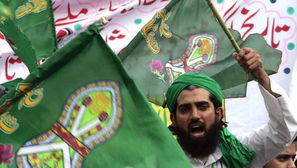 Pakistani immigrants living in Greece wave religious flags during their open-air prayer in central Athens 31 March 2007 to celebrate the anniversary of the birthday of Prophet Mohamed. - Sputnik International