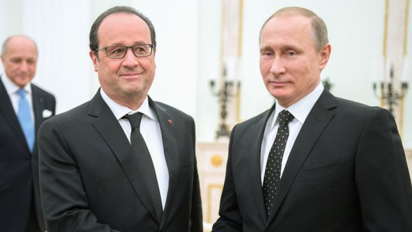 Russian President Vladimir Putin (right) and French President Francois Hollande meet in the Kremlin Russian President Vladimir Putin (right) and French President Francois Hollande meet in the Kremlin - Sputnik International