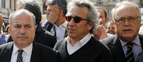 Can Dundar, editor-in-chief of the Cumhuriyet newspaper (C), is seen during a press freedom march in central Istanbul, Turkey, October 3, 2015 - Sputnik International