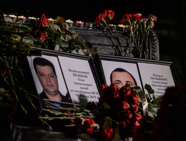 Portraits of lieutenant colonel Oleg Peshkov and mariner Alexander Pozynich, who were killed in Syria - Sputnik International