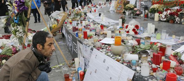 A man reads messages at the Place de la Republique in Paris, Friday, Nov. 27, 2015. A subdued France paid homage Friday to those killed two weeks ago in the attacks that gripped Paris in fear and mourning, honoring each of the 130 dead by name as the president pledged to “destroy the army of fanatics” who claimed so many young lives. - Sputnik International
