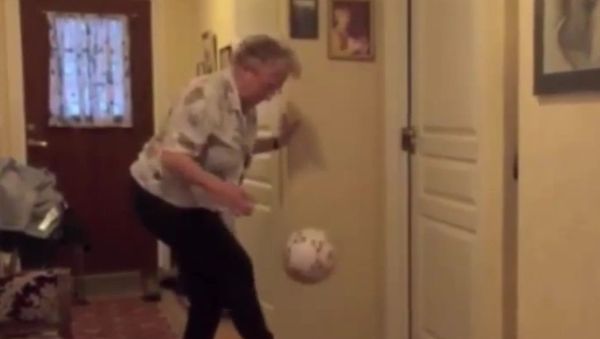 90-year-old Norwegian great-grandma is pretty awesome at keep-uppies - Sputnik International