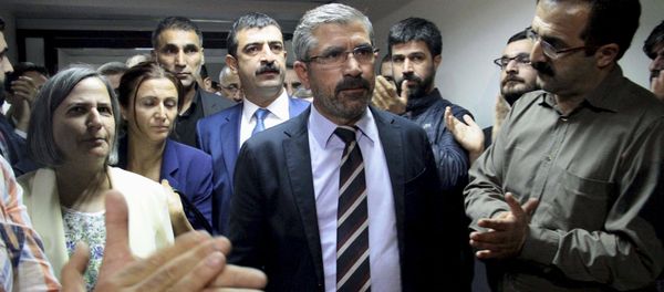 Tahir Elci, the head of Diyarbakir Bar Association, (C) is applauded by his colleagues as he leaves from his office in Diyarbakir, Turkey, early October 20, 2015 in this file photo - Sputnik International