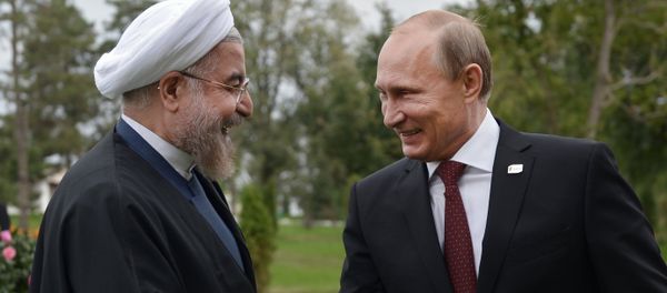 Iranian President Hassan Rouhani (L) shakes hands with his Russian counterpart Vladimir Putin - Sputnik International