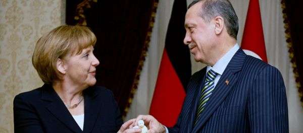 German Chancellor Angela Merkel, left, and Turkish President Recep Tayyip Erdogan exchange gifts before their talks German Chancellor Angela Merkel, left, and Turkish President Recep Tayyip Erdogan exchange gifts before their talks - Sputnik International