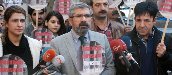 Tahir Elci, the head of Diyarbakir Bar Association, speaks to the media shortly before being killed in Diyarbakir, Turkey - Sputnik International