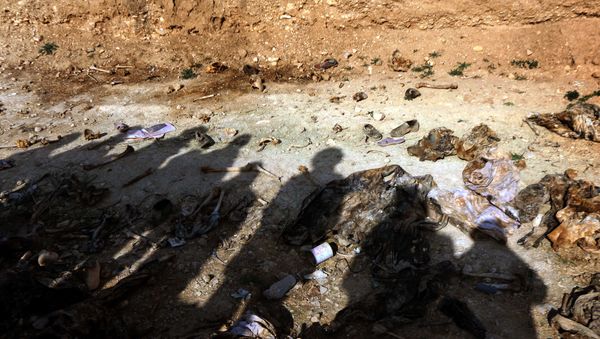 Members of the Yazidi minority search for clues on February 3, 2015, that might lead them to missing relatives in the remains of people killed by the Islamic State (IS) jihadist group - Sputnik International