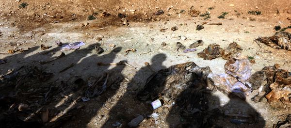 Members of the Yazidi minority search for clues on February 3, 2015, that might lead them to missing relatives in the remains of people killed by the Islamic State (IS) jihadist group Members of the Yazidi minority search for clues on February 3, 2015, that might lead them to missing relatives in the remains of people killed by the Islamic State (IS) jihadist group - Sputnik International
