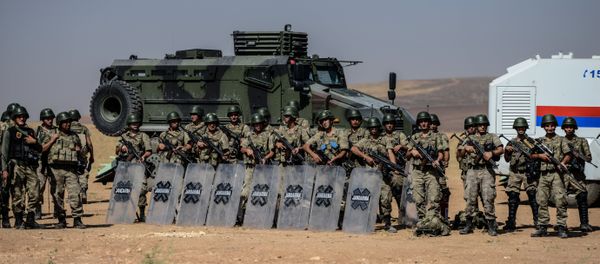 Turkish soldiers stand guar near the Turkey-Syrian border post in Sanliurfa - Sputnik International