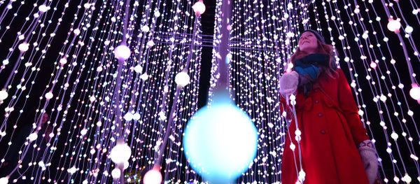 A woman poses for pictures in a light display during a photocall at Kew Gardens in south west London, on November 24, 2015, during their launch of the Christmas at Kew Gardens event - Sputnik International