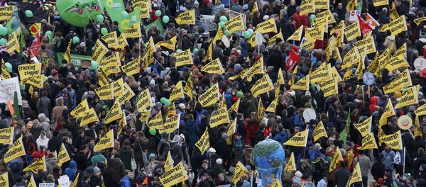 Protesters demonstrate during a rally ahead of the 2015 Paris Climate Conference, known as the COP21 summit, in Berlin, Germany November 29, 2015 - Sputnik International