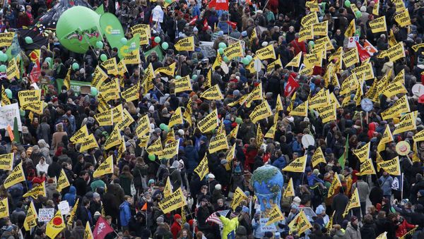 Protesters demonstrate during a rally ahead of the 2015 Paris Climate Conference, known as the COP21 summit, in Berlin, Germany November 29, 2015 Protesters demonstrate during a rally ahead of the 2015 Paris Climate Conference, known as the COP21 summit, in Berlin, Germany November 29, 2015 - Sputnik International