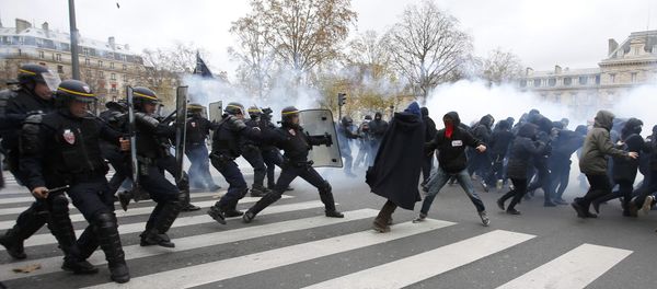 Demonstrators clash with CRS riot policemen near the Place de la Republique after the cancellation of a planned climate march following shootings in the French capital, ahead of the World Climate Change Conference 2015 (COP21), in Paris, France, November 29, 2015 - Sputnik International