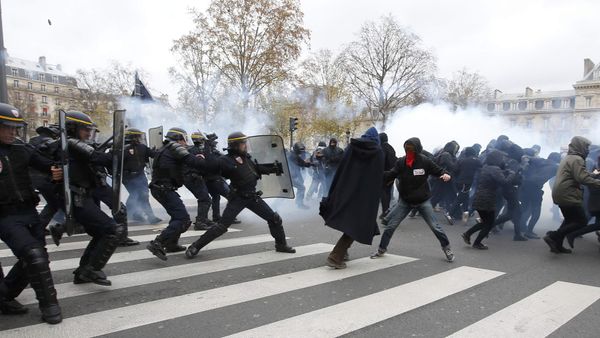 Demonstrators clash with CRS riot policemen near the Place de la Republique after the cancellation of a planned climate march following shootings in the French capital, ahead of the World Climate Change Conference 2015 (COP21), in Paris, France, November 29, 2015 Demonstrators clash with CRS riot policemen near the Place de la Republique after the cancellation of a planned climate march following shootings in the French capital, ahead of the World Climate Change Conference 2015 (COP21), in Paris, France, November 29, 2015 - Sputnik International