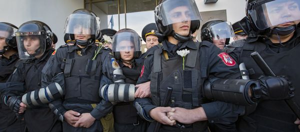 Moldovan riot policemen form a line in front of the parliament building in Chisinau. - Sputnik International