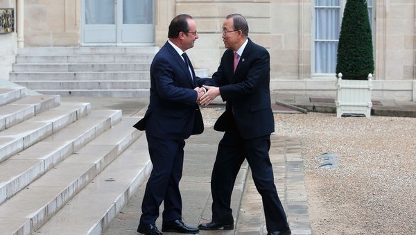 France's President Francois Hollande, left, shakes hand with Secretary General of the United Nations Ban Ki-moon, prior to a meeting at the Elysee Palace, in Paris, Sunday, Nov. 29, 2015. - Sputnik International
