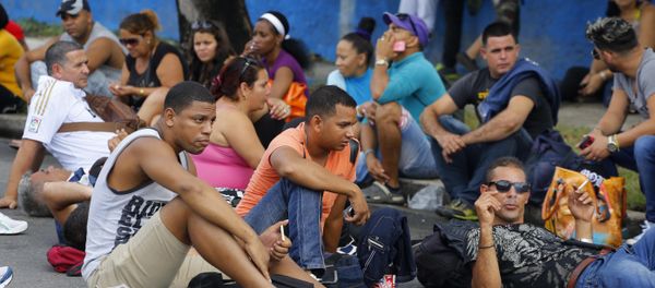 Cubans interrupt traffic sitting on a portion of Fifth Avenue near Ecuador's embassy to express discontent with a new visa rule that now requires Cubans have a visa to visit the South American country, in Havana, Cuba, Saturday, Nov. 28, 2015 Cubans interrupt traffic sitting on a portion of Fifth Avenue near Ecuador's embassy to express discontent with a new visa rule that now requires Cubans have a visa to visit the South American country, in Havana, Cuba, Saturday, Nov. 28, 2015 - Sputnik International