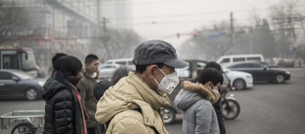 Pedestrians wear masks on a polluted day in Beijing on November 30, 2015 Pedestrians wear masks on a polluted day in Beijing on November 30, 2015 - Sputnik International