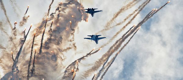 Demonstration flights with of the Russkiye Vityazi aerobatics group: Fountain disengagement with shooting heat flares Demonstration flights with of the Russkiye Vityazi aerobatics group: Fountain disengagement with shooting heat flares - Sputnik International