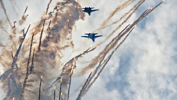 Demonstration flights with of the Russkiye Vityazi aerobatics group: Fountain disengagement with shooting heat flares - Sputnik International