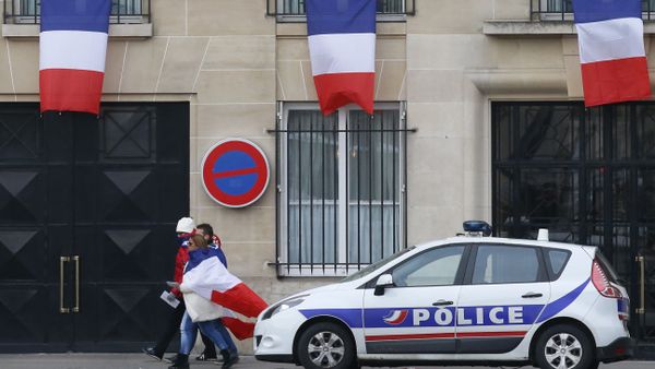 People drapped in the national flag walk past a building decorated with French flags in Paris, Friday, Nov. 27, 2015. People drapped in the national flag walk past a building decorated with French flags in Paris, Friday, Nov. 27, 2015. - Sputnik International