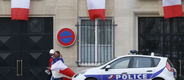 People drapped in the national flag walk past a building decorated with French flags in Paris, Friday, Nov. 27, 2015. People drapped in the national flag walk past a building decorated with French flags in Paris, Friday, Nov. 27, 2015. - Sputnik International