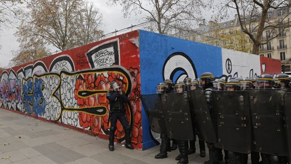 Policemen prepare for an assault by demonstrators during a protest ahead of the 2015 Paris Climate Conference at the place de la Republique, in Paris, Sunday, Nov. 29, 2015. - Sputnik International