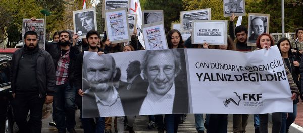 People demonstrate against the jailing of opposition Cumhuriyet newspaper's editor-in-chief Can Dundar and Ankara representative Erdem Gul, in Ankara, Turkey, Friday, Nov. 27, 2015 - Sputnik International