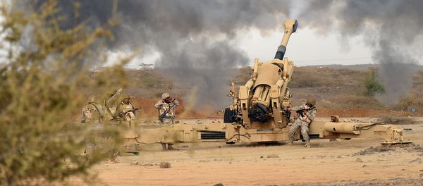 Saudi army artillery fire shells towards Yemen from a post close to the Saudi-Yemeni border, in southwestern Saudi Arabia, on April 13, 2015 - Sputnik International