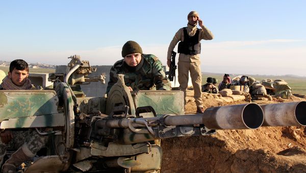 Kurdish peshmerga forces prepare their positions on the front line for battle against Islamic State group positions in northern Iraq. - Sputnik International