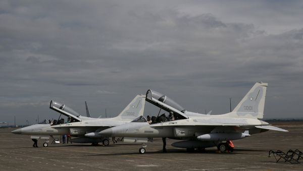 Pilots arrive with two FA-50PH aircraft at Clark Air Base at Angeles city, Pampanga province, north of Manila on November 28, 2015. - Sputnik International