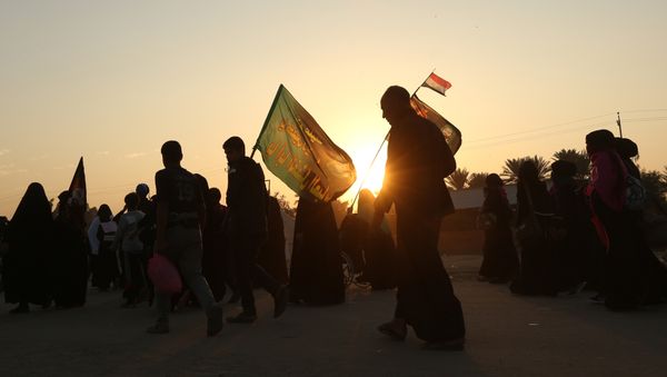 Shiite pilgrims march to Karbala during the Arbaeen ritual in Baghdad, Iraq, Sunday, Nov. 29, 2015 - Sputnik International