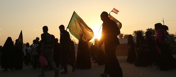 Shiite pilgrims march to Karbala during the Arbaeen ritual in Baghdad, Iraq, Sunday, Nov. 29, 2015 - Sputnik International